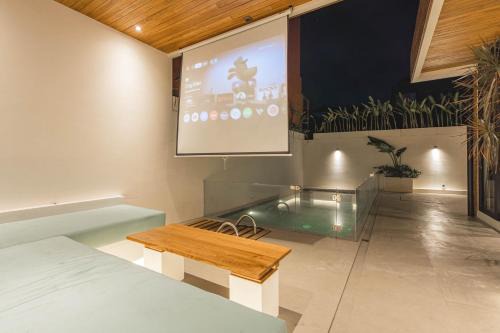 Villa Eve Canggu With Private Pool, & Outdoor Movie Cinema in Canggu