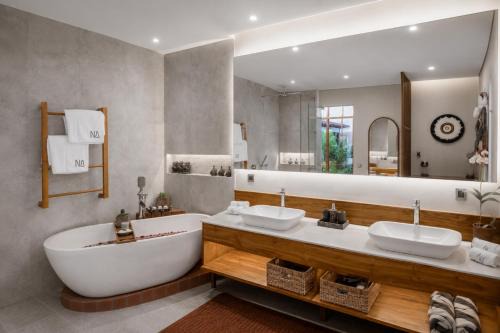 Luxury 6BR Canggu 400m to Finns beach in Canggu