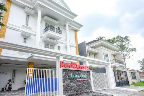 RedDoorz near Araya Family Club House