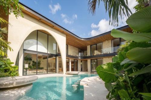 Seminyak 6BR Tropical villa with Huge curvy Pool in Canggu