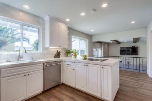 Gorgeous Upgraded 5 Bedroom & 3 Bath Home with pool in Orange