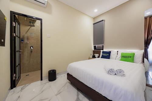 Urbanview Hotel Syariah Viero Condet