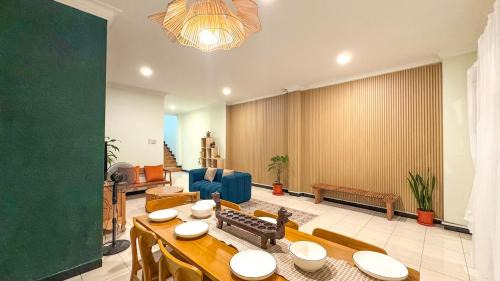 Stylish 6BR Stay Near Prawirotaman & Malioboro
