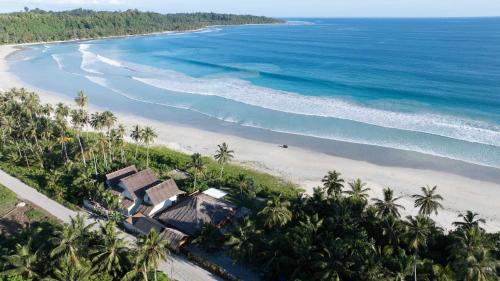 Marbella Mentawai Beachfront Private Villa Sleeps 10 in Katiet