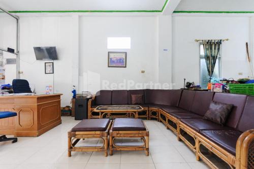 Ombai Guest House 27 Syariah Mitra RedDoorz in Kertapati