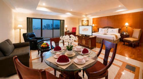 Sunlake Waterfront Resort & Convention