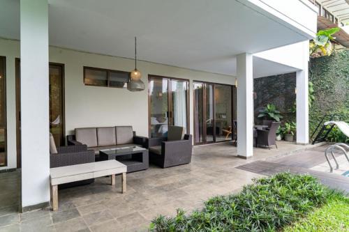 Breeze Blows City View Villa 4 Bedrooms and 1 Familly Bedroom With a Private Heated Swimming Pool and a Billiard Table in Bandung