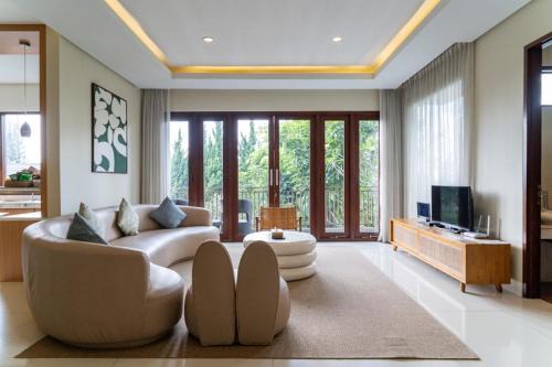 Breeze Blows City View Villa 4 Bedrooms and 1 Familly Bedroom With a Private Heated Swimming Pool and a Billiard Table in Bandung