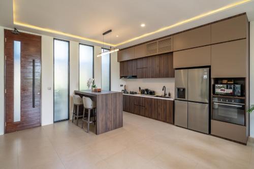 Chiama Sun - Rice Field Views Pool Retreat with Outdoor Lounge in Dalung