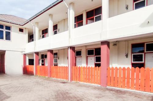 Urbanview Hotel Falah Residence Syariah By RedDoorz in Padang