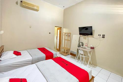 RedDoorz Plus at Hotel Putrajaya in Jatipamor