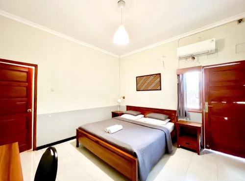 Wisma Anugerah Redpartner Near Masjid Zayed Solo