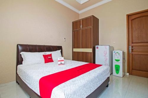 RedDoorz Syariah near Mercu Buana University in Jakarta