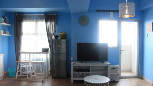 Modern 2BR Apartment at Newton Residence Bandung By Travelio